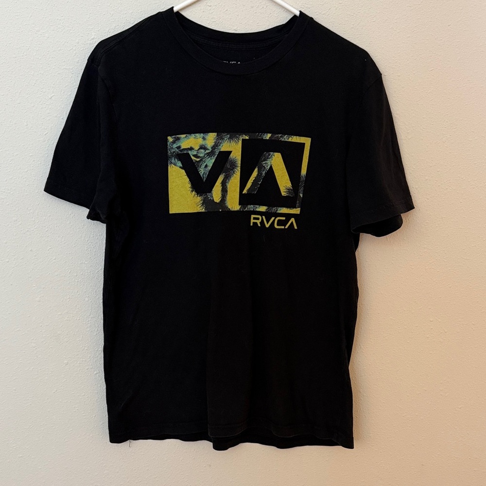 RVCA Black and Yellow Graphic Men Tee Regular Fit SizeS